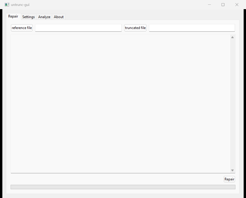 חלון התוכנה untrunc בווינדוס: כפתור reference file עם שדה לקליפ התקין, כפתור truncated file עם שדה לקובץ הפגום, אזור הודעות ריק, וכפתור Repair